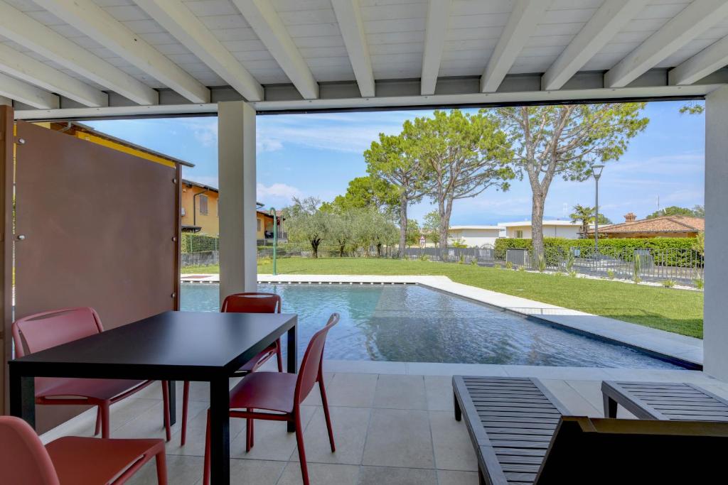 Bazén v ubytování Gardaliva by the lake in Manerba del Garda nebo v jeho okolí