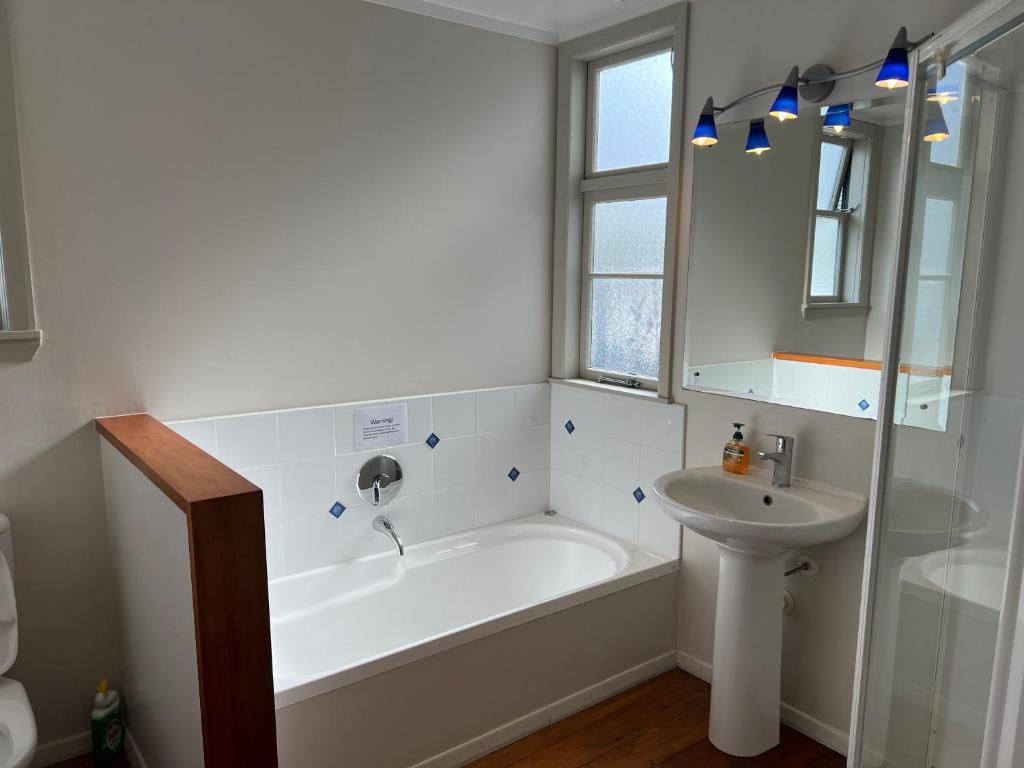 Central Spacious House With Backyard And Patio - Resim 3