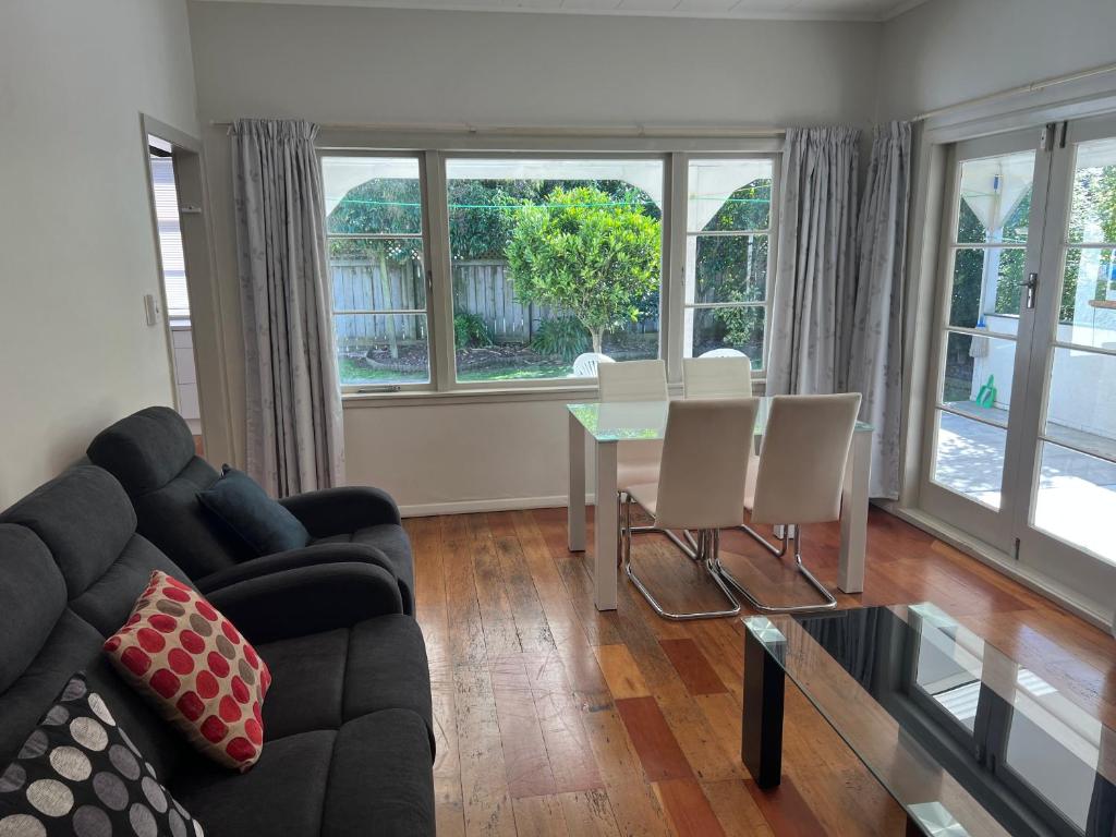 Central Spacious House With Backyard And Patio - Resim 9