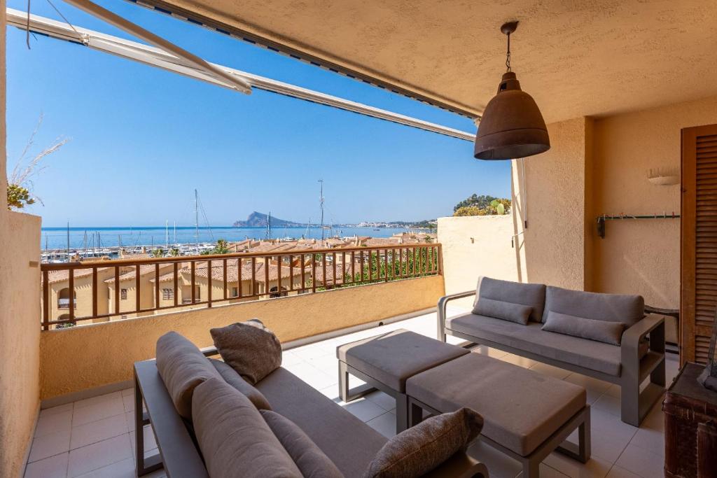 ein Wohnzimmer mit Blick auf das Meer in der Unterkunft Campomanes Luxury Terrace Apartment in Alicante