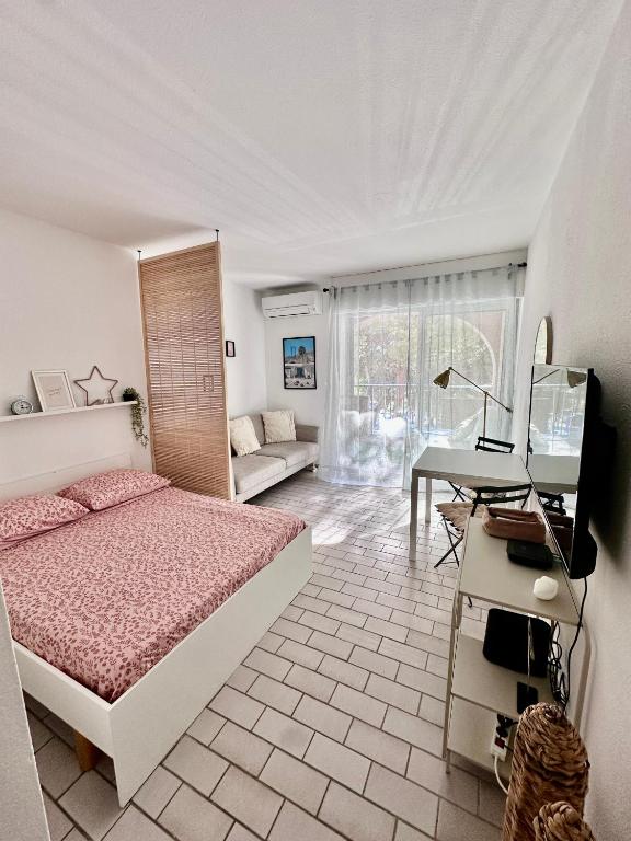 une chambre avec un lit, un bureau et un ordinateur dans l'établissement Studio sur le port de Hyères - à 2min des plages, Clim & Balcon, à Hyères