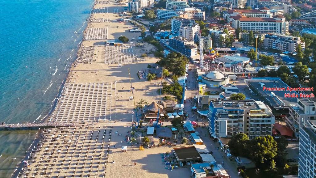 Una vista aérea de una playa con edificios y el océano. en Prime Location Studio Midia Beach, en Sunny Beach