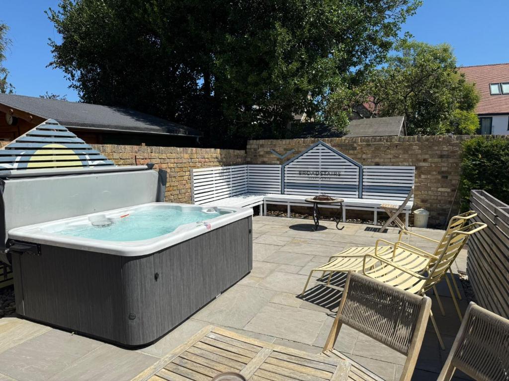 Bazén v ubytování Broadstairs Apartments with luxurious 4-person communal hot tub - sleeps up to 20 people nebo v jeho okolí