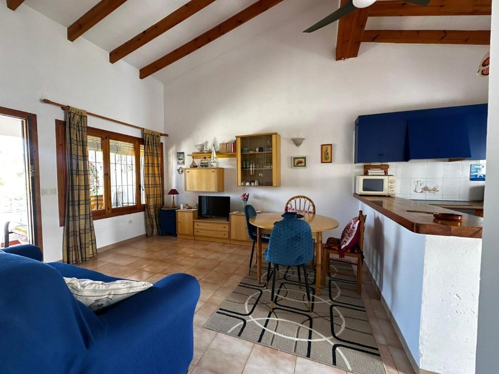 een keuken en woonkamer met een tafel en stoelen bij Casa Les Palmeretes, Alicante in El Campello