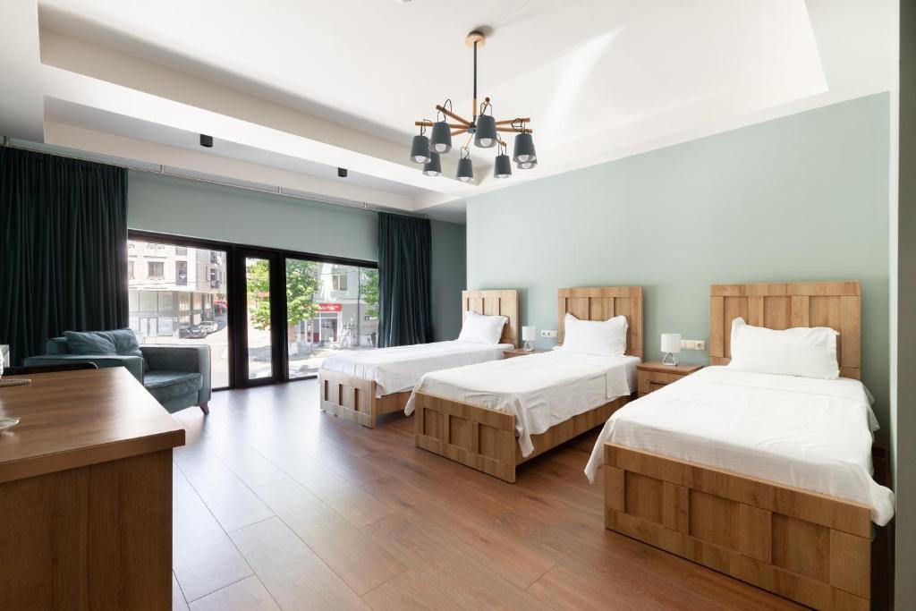 Postel nebo postele na pokoji v ubytování Hotel InnDigo in Kutaisi