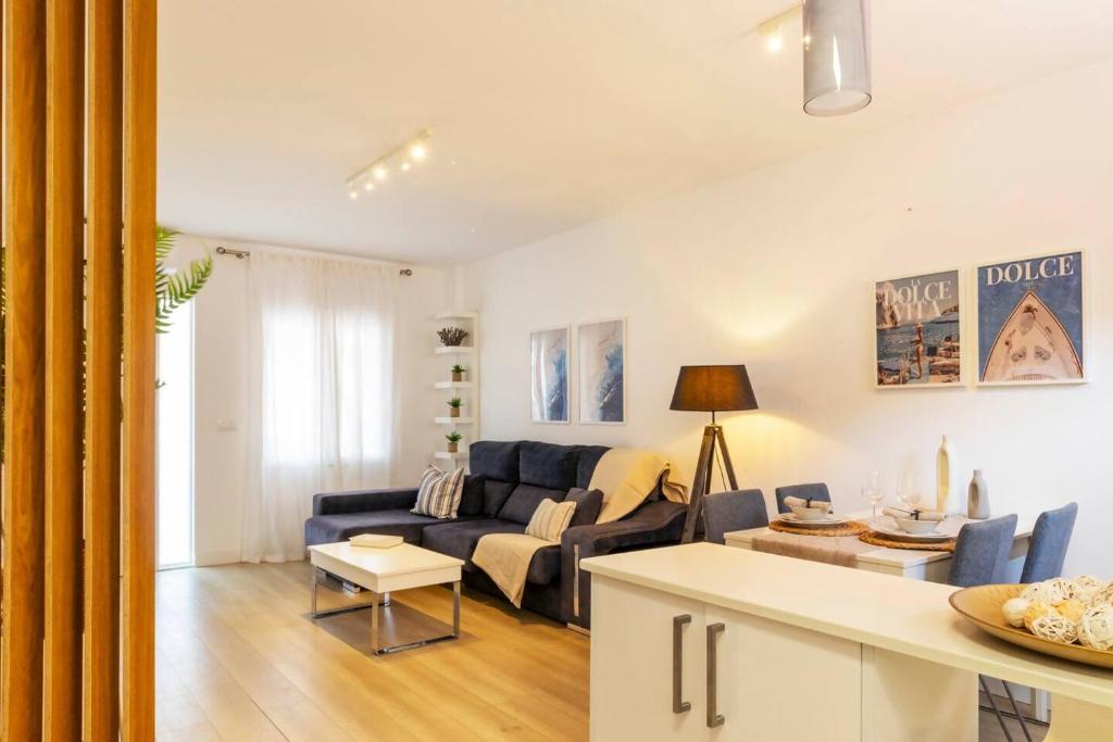 un soggiorno con un divano e un tavolo di Apartment Pink nautilus - Winter by the Sea a Punta Prima