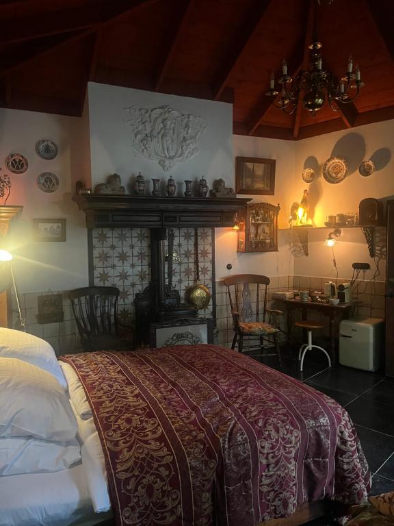 une chambre avec un lit et une table avec des chaises dans l'établissement Deventer Heritage en Boutique B&B, museumhuis "De Worp", het huis met de theekoepel, logeren in authentiek historisch erfgoed, à Deventer