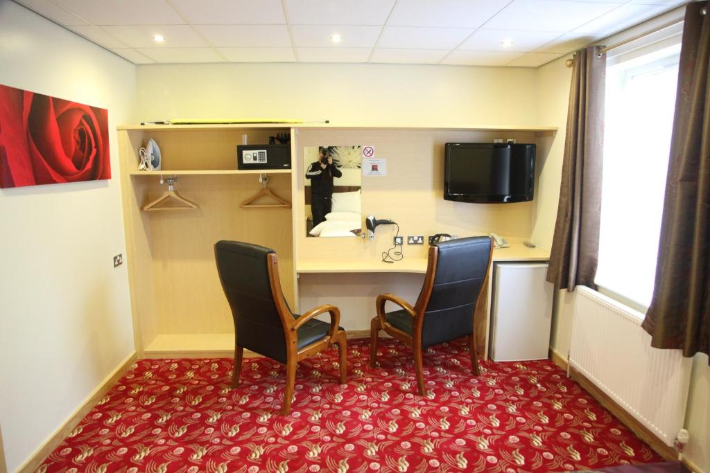 TV a/nebo společenská místnost v ubytování Cambridge Hotel