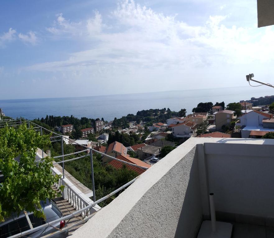 vistas al océano desde el balcón de una casa en Apartments Boki, en Ulcinj