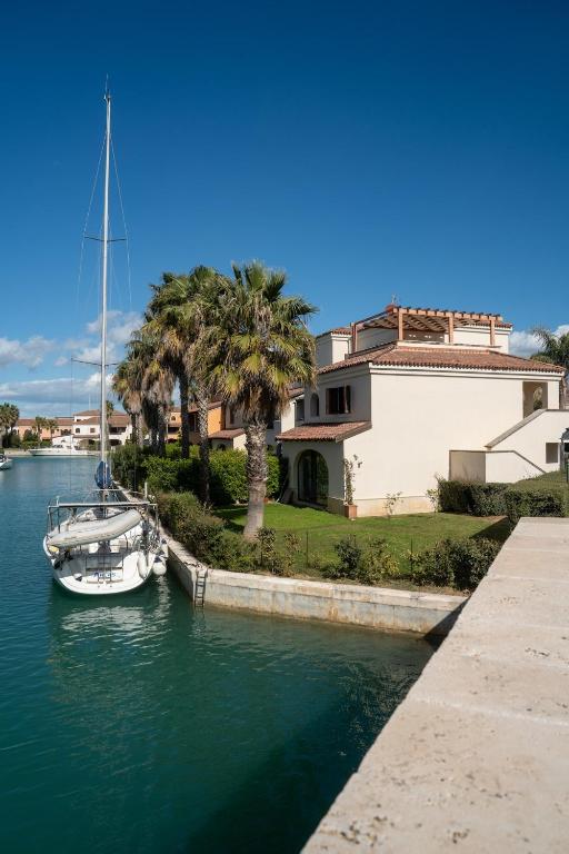 a boat docked in a marina next to a house at La Maison de l'ile Bora in Policoro