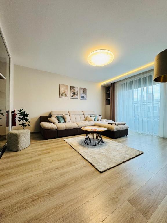 a living room with a couch and a table at Evoli Apartman in Debrecen