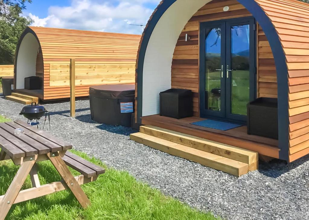 Taman di luar Bron Eifion Lodges