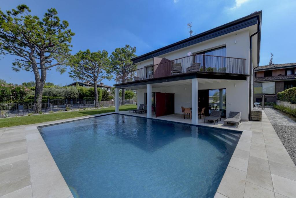 Bazén v ubytování Gardaliva 7 By The Lake nebo v jeho okolí