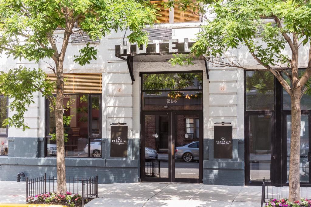 una tienda frente a un edificio con árboles delante en Franklin Guesthouse, en Brooklyn