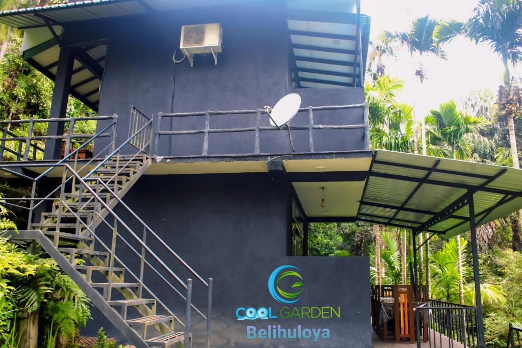 Cool Garden belihuloya في بيلهول اويا: مبنى أزرق مع درج وشرفة