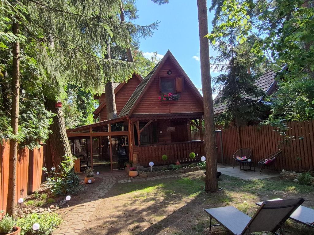 une cabane dans les bois avec une clôture dans l'établissement RECI Beach Cottage, à Reci