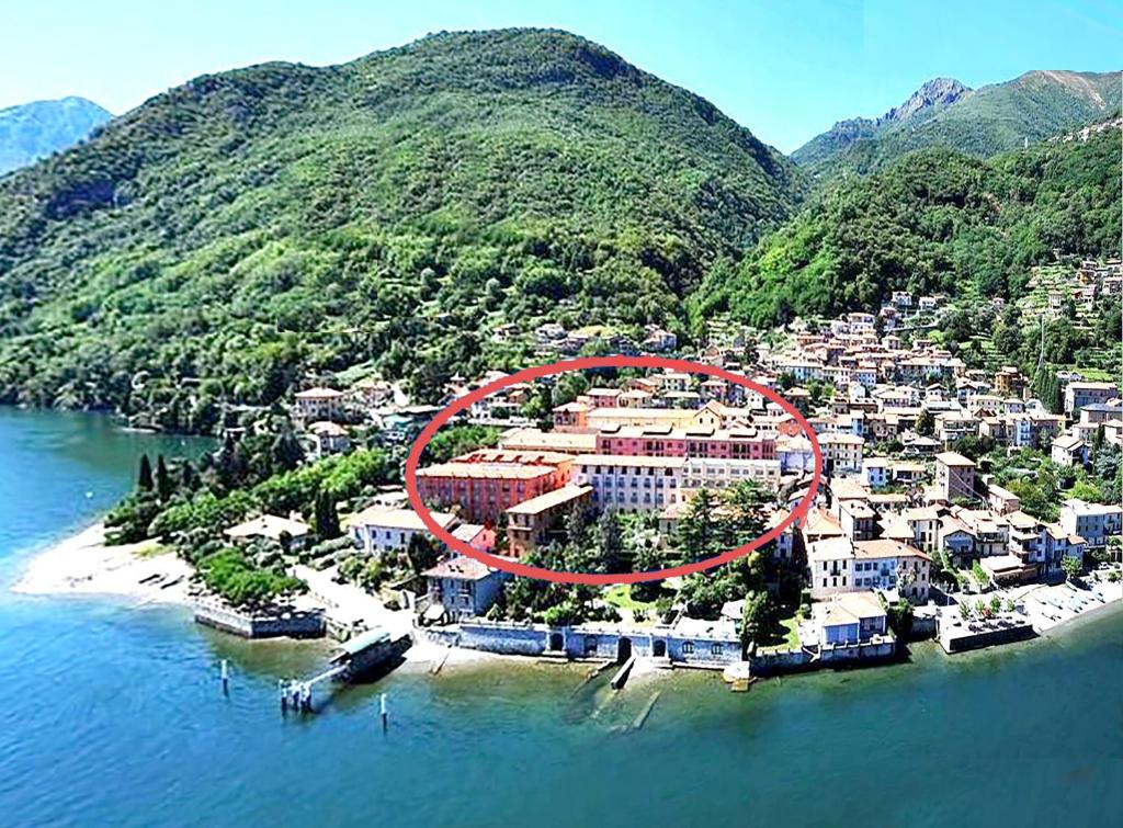 an island in the water with a red circle on it at 4-persoonsappartement met terras aan het Comomeer in Acquaseria