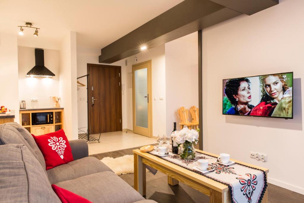 Televízia a/alebo spoločenská miestnosť v ubytovaní Zakopane Apartamenty Skibówki