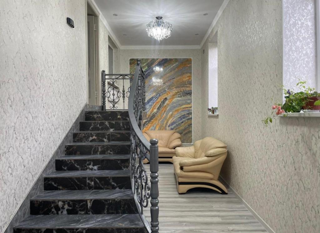 un corridoio con scala con un dipinto sul muro di Дом у Реки a Karakol