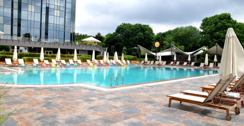 The swimming pool at or close to Sheraton Istanbul Atakoy Hotel