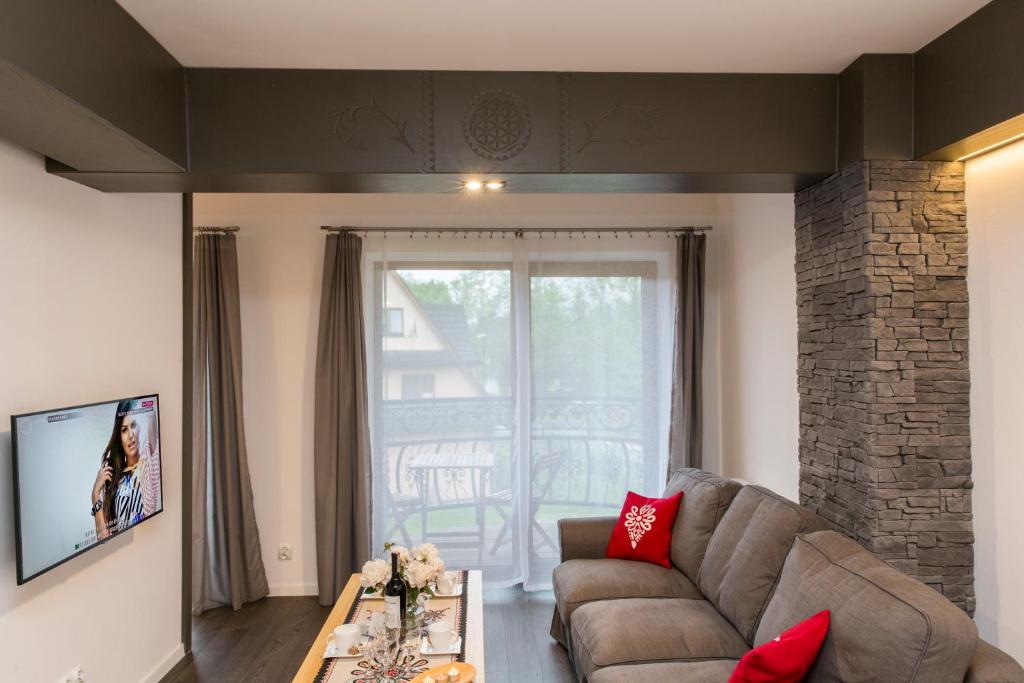 Televízia a/alebo spoločenská miestnosť v ubytovaní Zakopane Apartamenty Skibówki