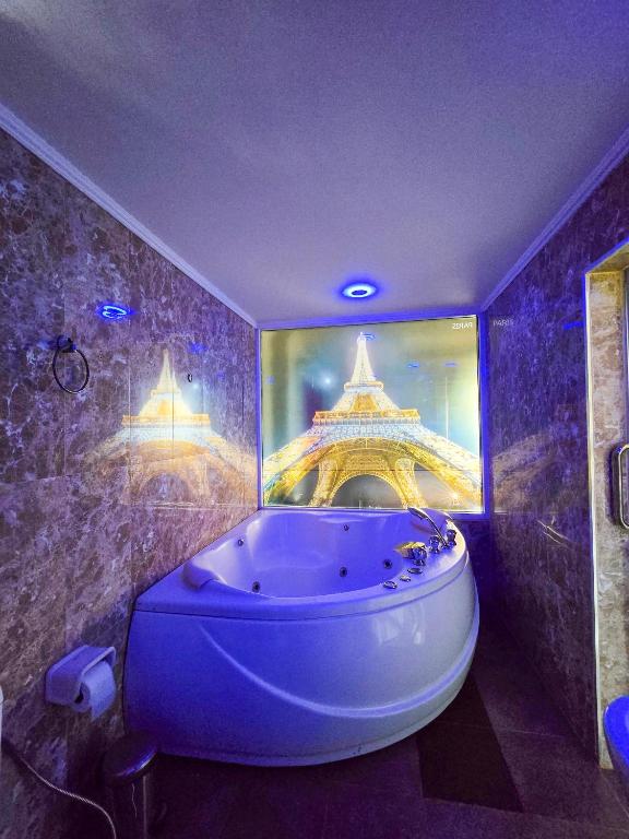 Titanic Residence-7 minute walk to the Beach - Resim 8