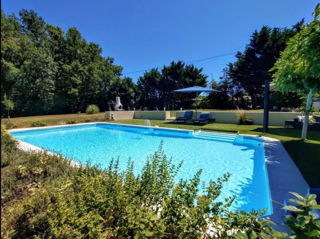 une piscine dans la cour d'une maison dans l'établissement Escapades Romantiques Uniques amour amour amour, à Loubès-Bernac