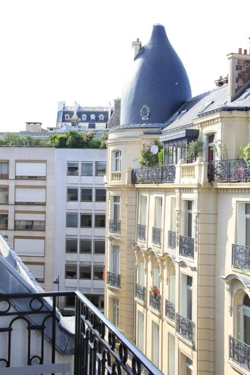 Balkon lub taras w obiekcie Appartement Champs Elysées