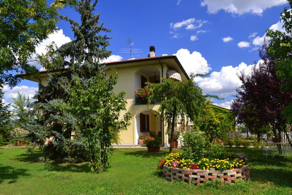 Un jardín fuera de B&B Il Pavone