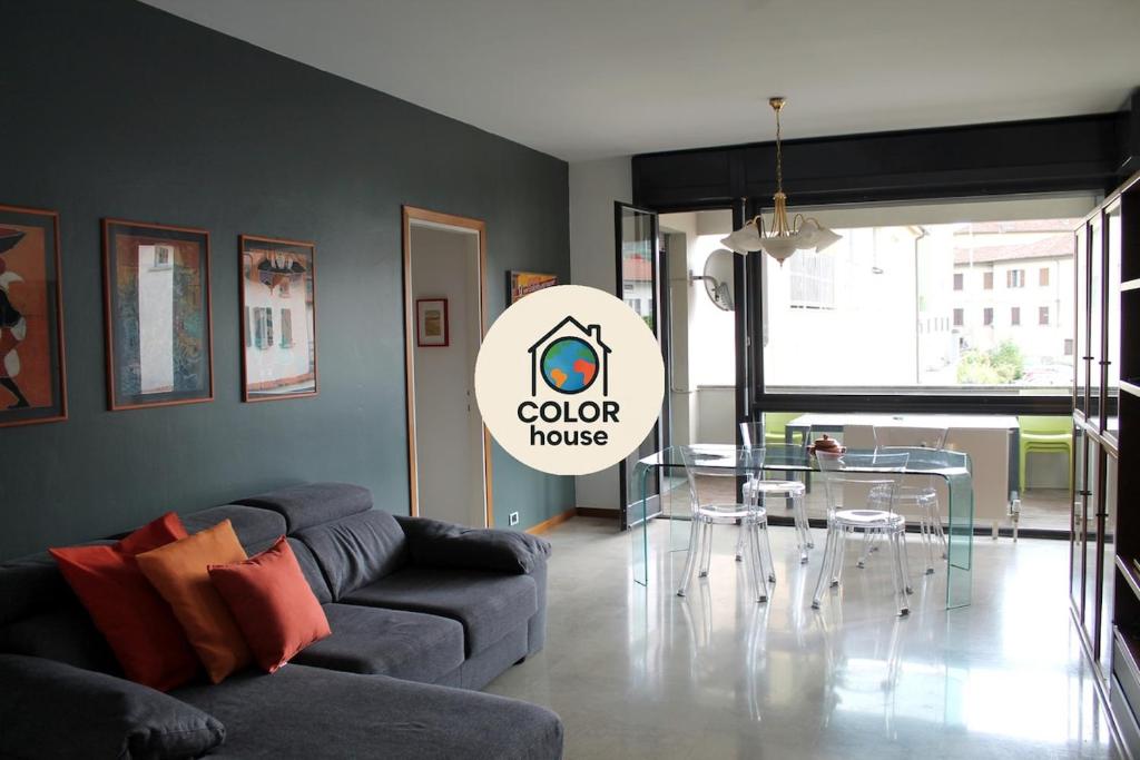 ein Wohnzimmer mit einer Couch und einem Glastisch in der Unterkunft COLOR HOUSE- Lecco's Lake in Lecco