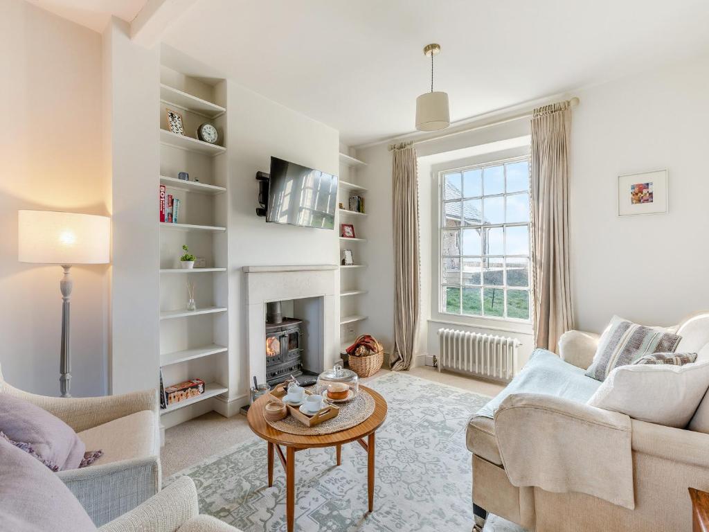 Barton Saint DavidThe Cottage At Brook Farm的客厅里有一张沙发和一张桌子。