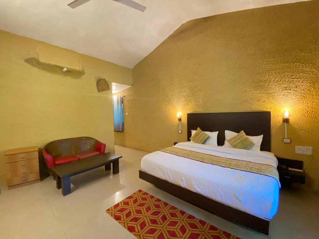 Un pat sau paturi într-o cameră la The Harikanta Corbett Resort