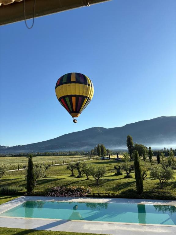 圣维塔勒Borgo Degli Angeli Resort e Spa的飞过游泳池的热气球
