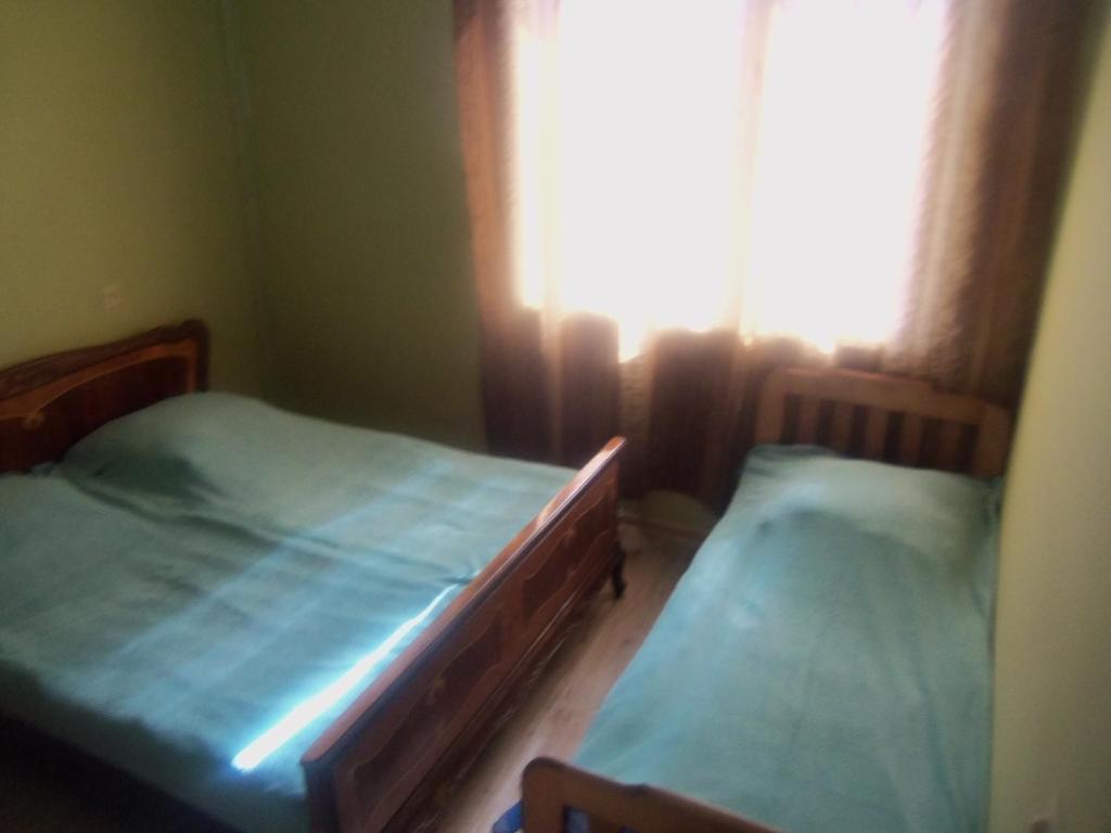 En eller flere senge i et værelse på Tiniko Guest House