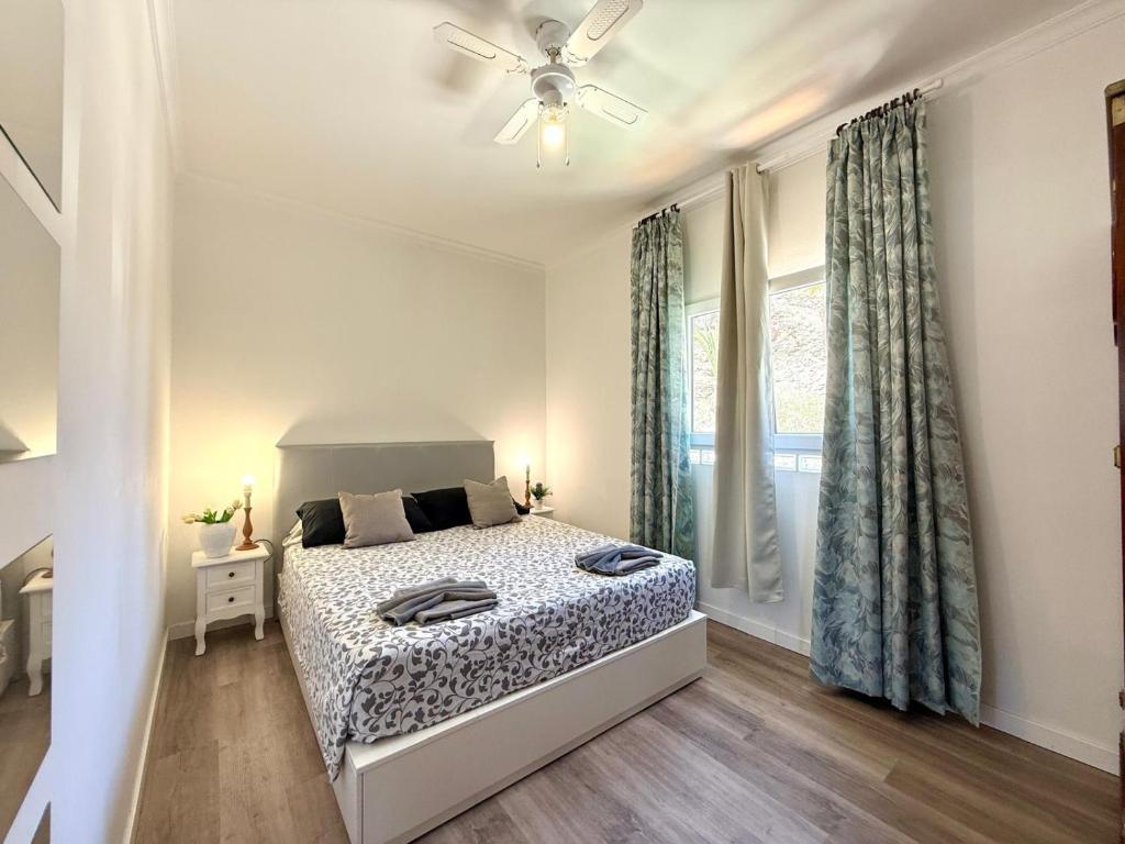 un dormitorio con una cama y una ventana en amazing apt Playa del Cura, en Mogán