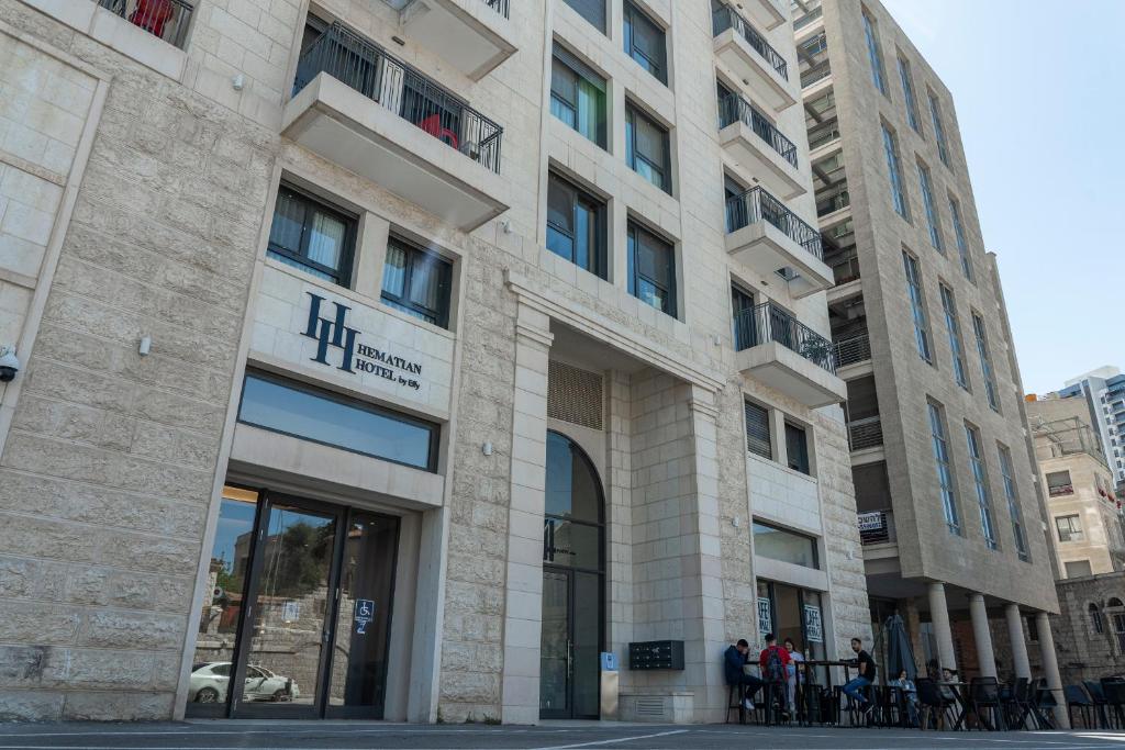 un edificio con persone che ci stanno fuori di Hematian Hotel by Effy a Gerusalemme