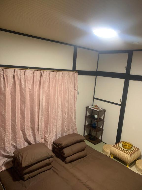 Ein Bett oder Betten in einem Zimmer der Unterkunft 仁信小屋