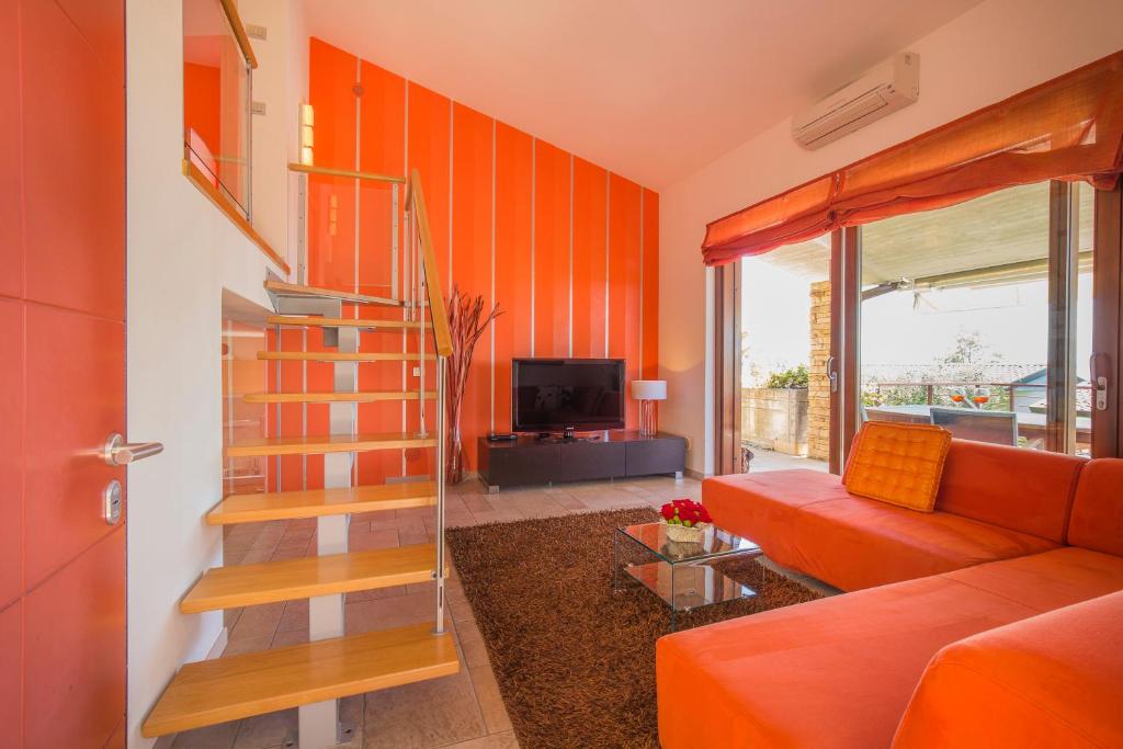 Televízia a/alebo spoločenská miestnosť v ubytovaní Marina Loft