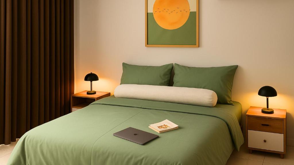 ホーチミン・シティにあるPeanuts Home Calmette - Central Saigon Homestay with Kitchen & Balconyのベッドルーム1室(緑のベッド1台、本付)