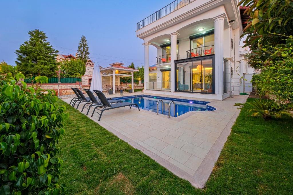 ein Haus mit einem Swimmingpool im Hof in der Unterkunft VillaSerenity5 in Fethiye