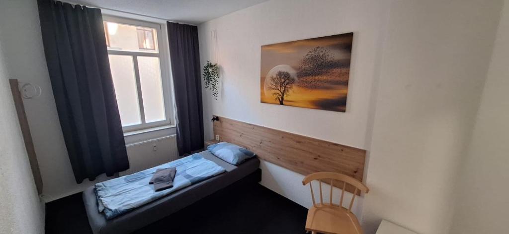 a small room with a bed and a window at Kunstgasse 11, Wohnung 2, EG in Altenburg