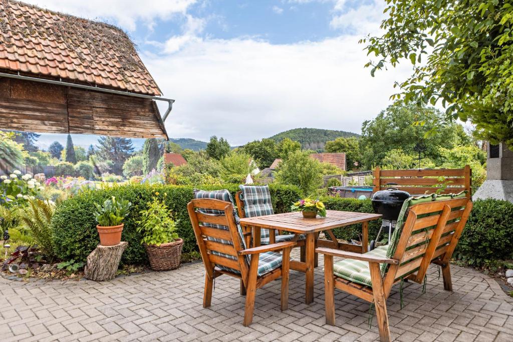 a wooden table and chairs on a patio at Ferienwohnung Burgblick in Plaue