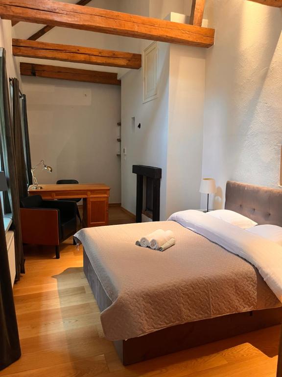 una camera da letto con un letto e una scrivania in una stanza di TallinnHousing Luxury SPA House with Sauna and Small Pool Old Town a Tallinn