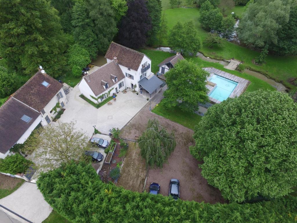 una vista aérea de una casa con piscina en Le Petit Moulin, en Faverelles