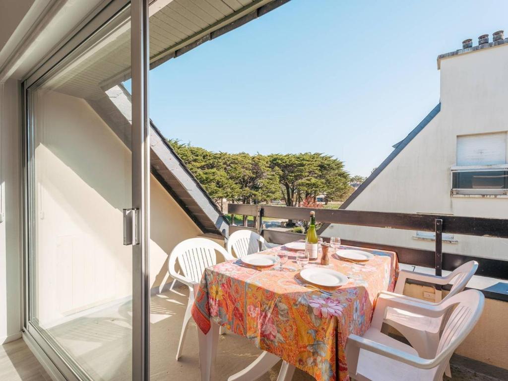 une table et des chaises sur un balcon avec vue dans l'établissement Carnac : Duplex 2 pièces, 200m plage, terrasse sud, parking, animal accepté - FR-1-477-116, à Carnac