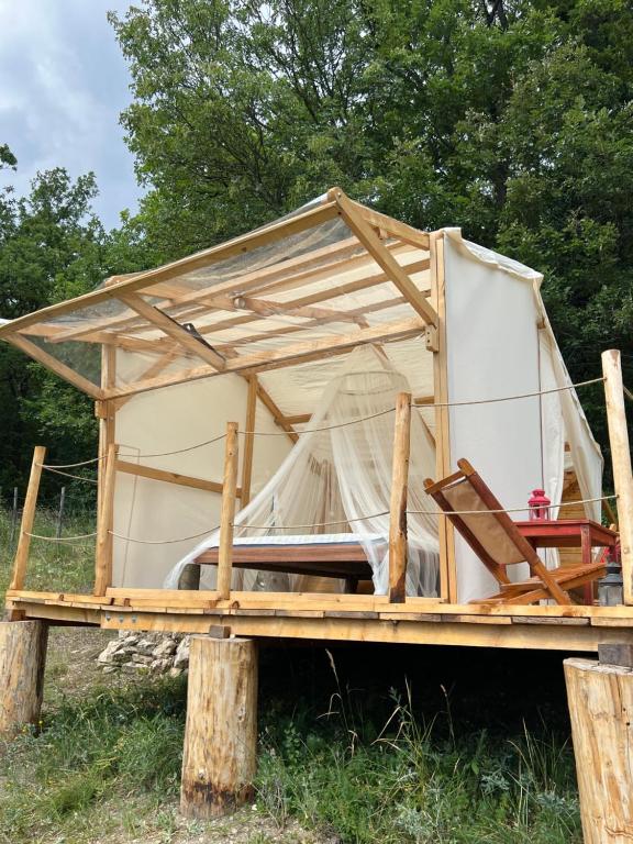 a tent on a wooden platform in a field at La casetta delle stelle - relax e riservatezza a 550m di quota in Langhirano