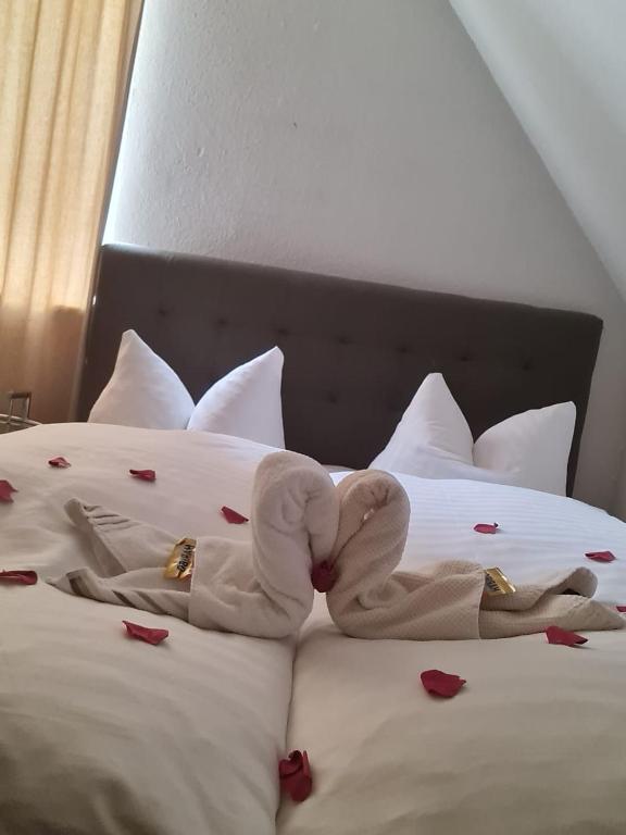 Postel nebo postele na pokoji v ubytování Hotel Drei Kronen