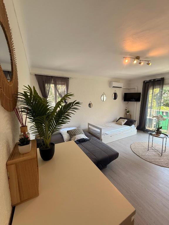 un salon avec un canapé et une table dans l'établissement Studio Plage & Soleil, à Canet