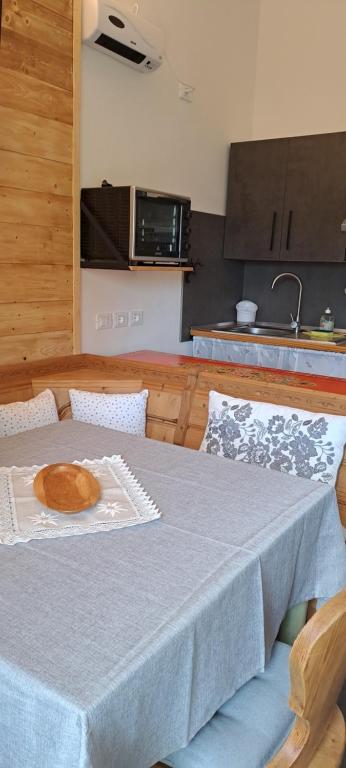 eine Küche mit einem Tisch und einem blauen Tischtuch in der Unterkunft La Tana della Volpe, Falcade - BL in Falcade