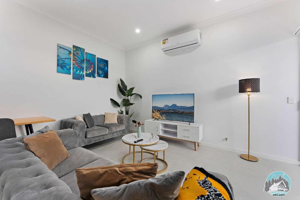 CobbittyAircabin - Cobbitty Spacious 4BR with 2 Baths的带沙发和电视的客厅
